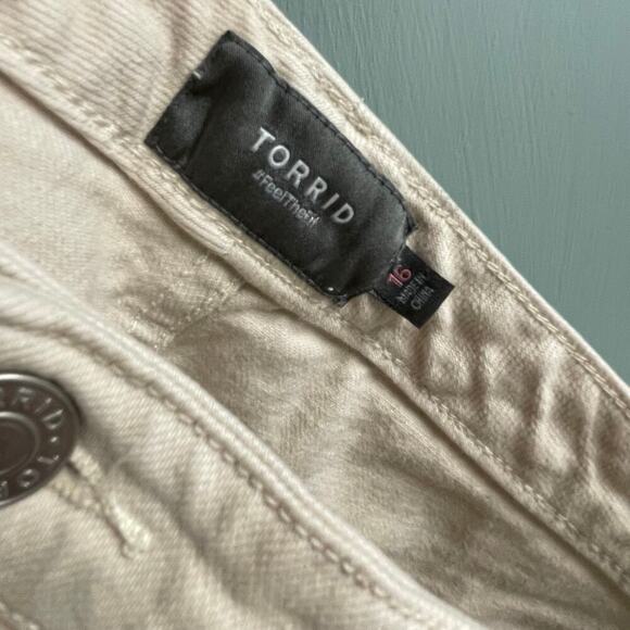 Torrid Button Fly Womens Shorts Size 16 Cream Denim Cut Offs Casual Festival - Picture 3 of 4